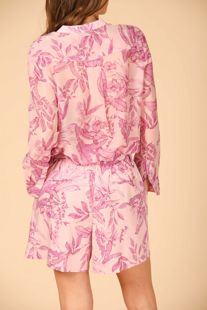 Image 4 de bermuda chino pour femme, modèle New York Cozy, couleur glycine avec motif floral, coupe régulière.