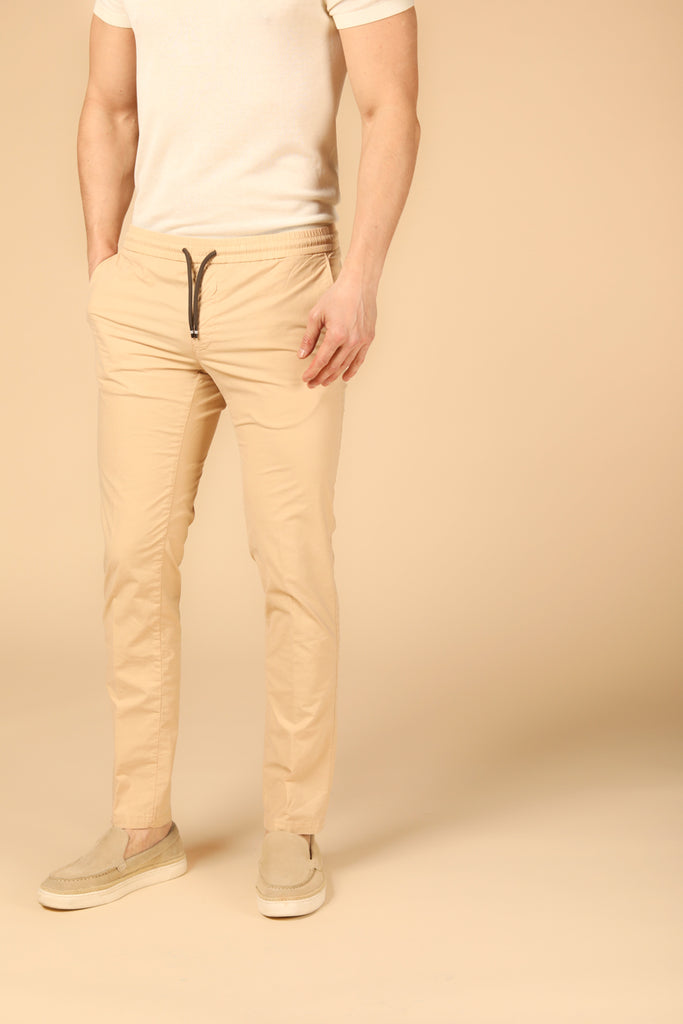 Image 1 de pantalon chino jogger homme modèle New York Sack en kaki foncé, coupe regular de Mason's