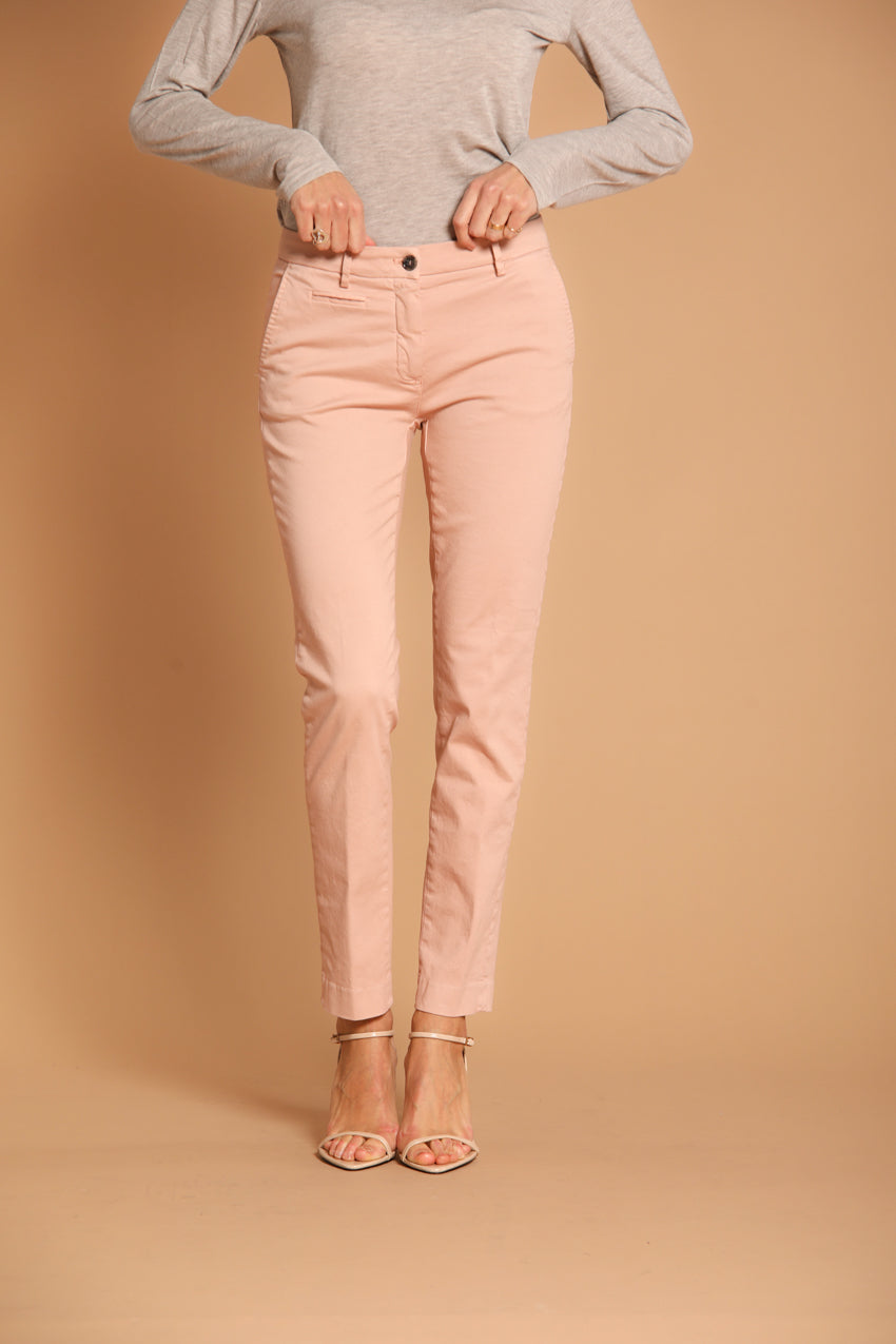 immagine 1 di pantalone chino donna, in raso modello New York Slim, di colore rosa, fit slim di mason's
