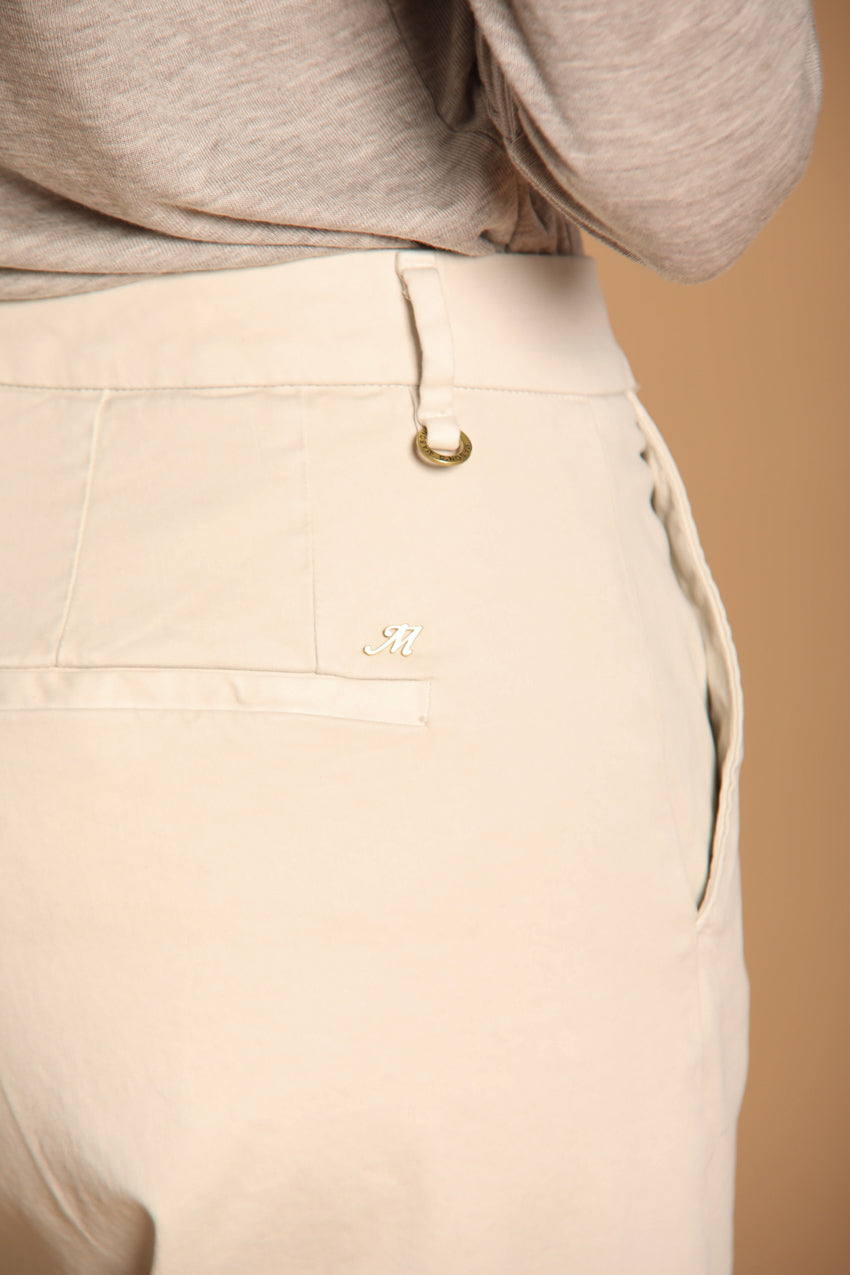 immagine 3 di pantalone chino donna, modello New York Studio, in raso di colore stucco, fit relaxed di mason's