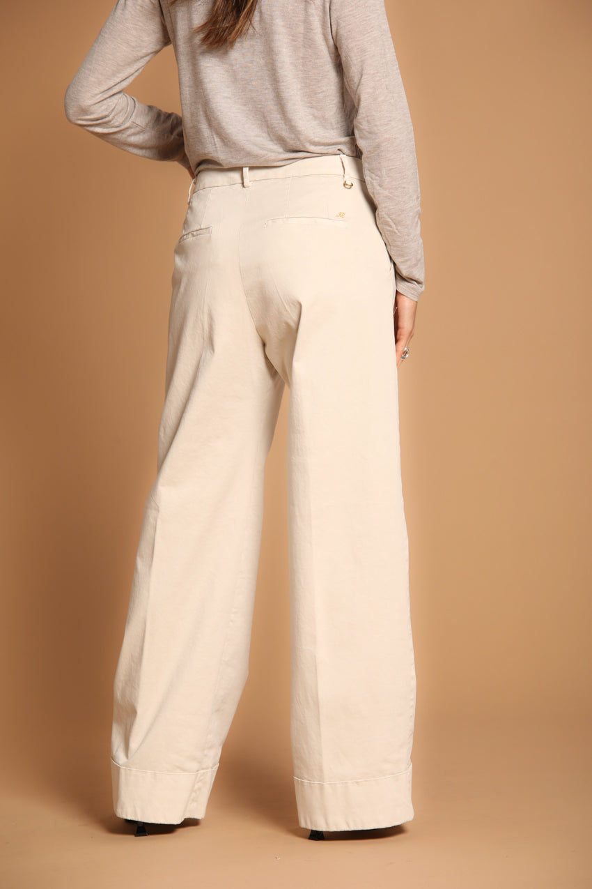 immagine 4 di pantalone chino donna, modello New York Studio, in raso di colore stucco, fit relaxed di mason's