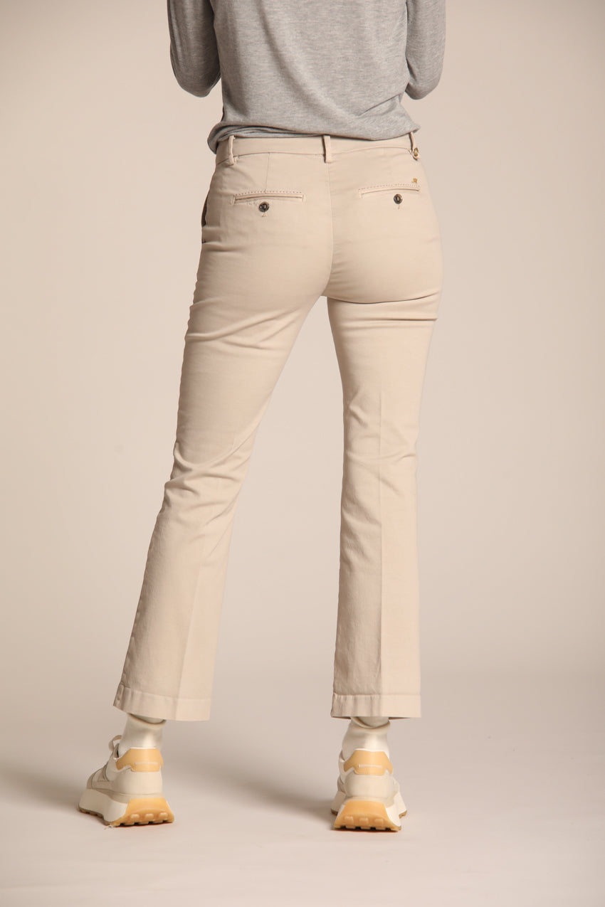 immagine 4 di pantalone chino donna, modello New York Trumpet, di colore sabbia in raso, fit slim di mason's