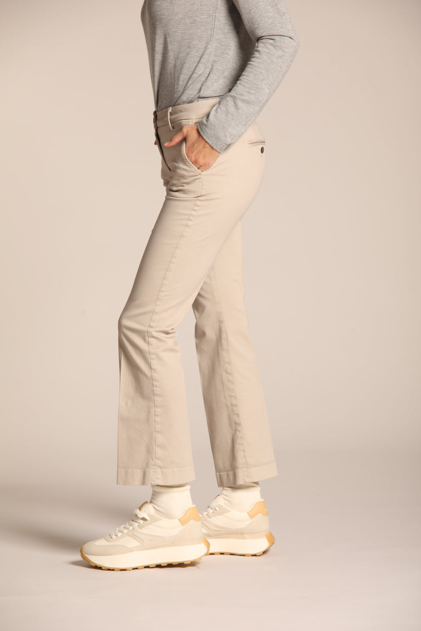 immagine 2 di pantalone chino donna, modello New York Trumpet, di colore sabbia in raso, fit slim di mason's