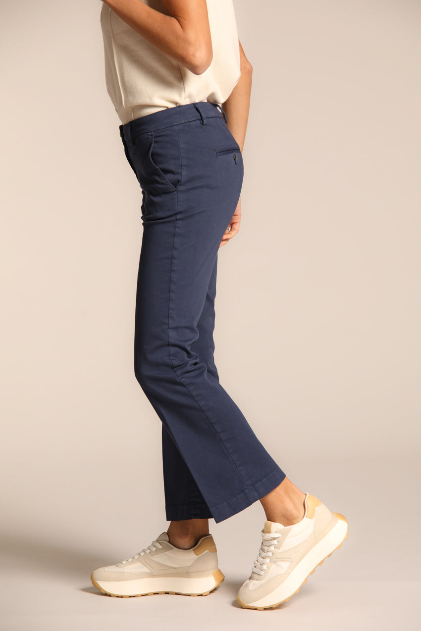 immagine 2 di pantalone chino donna, modello New York Trumpet di colore blu navy, in raso, fit slim di mason's