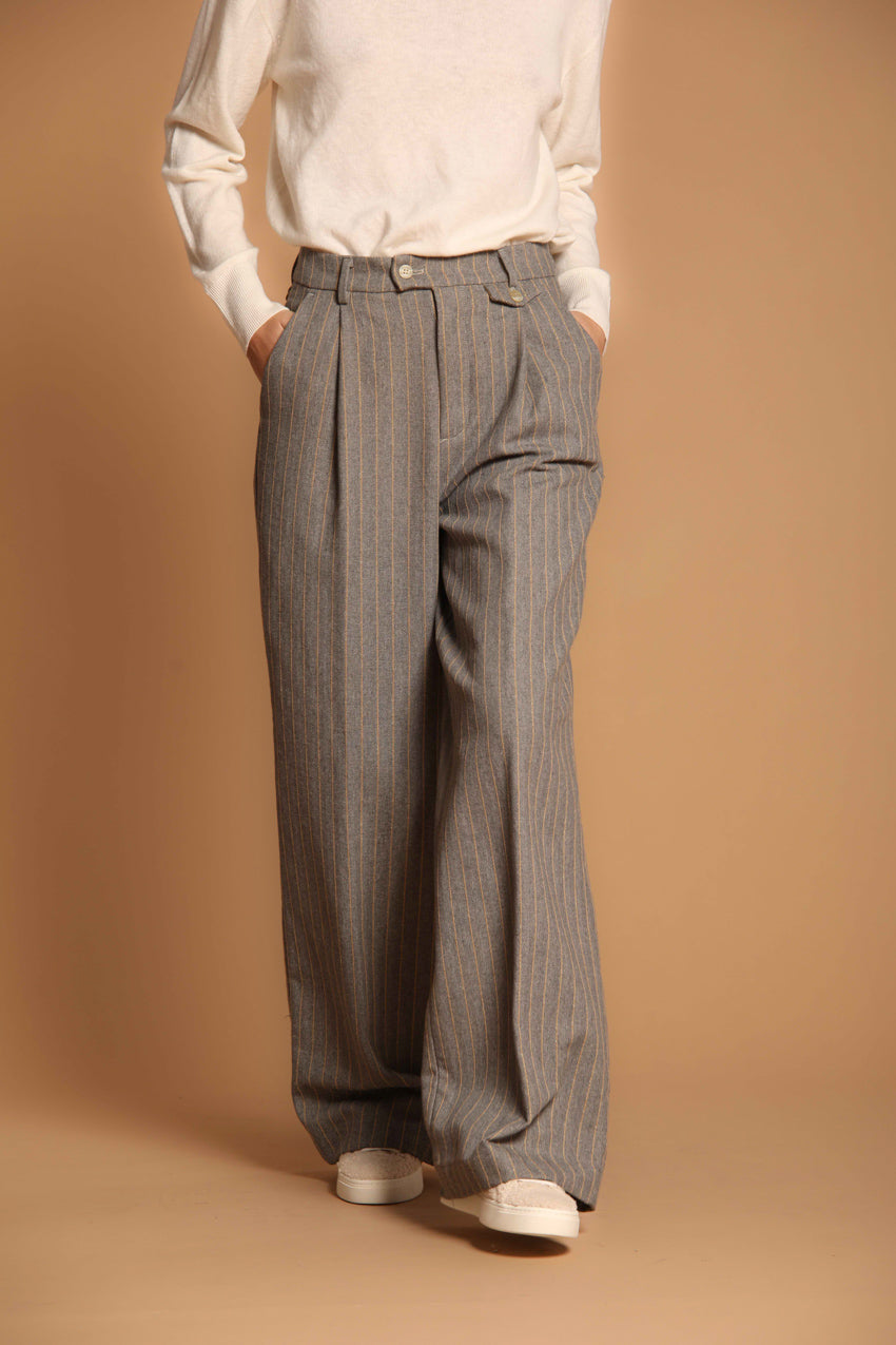 immagine 1 di pantalone chino donna modello New York Wide Pinces, di colore grigio, pattern riga, fit straight di Mason's
