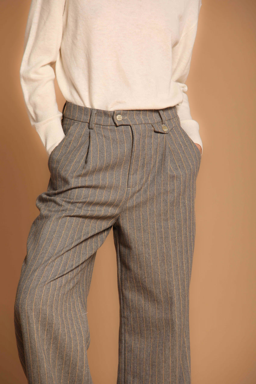 immagine 3 di pantalone chino donna modello New York Wide Pinces, di colore grigio, pattern riga, fit straight di Mason's