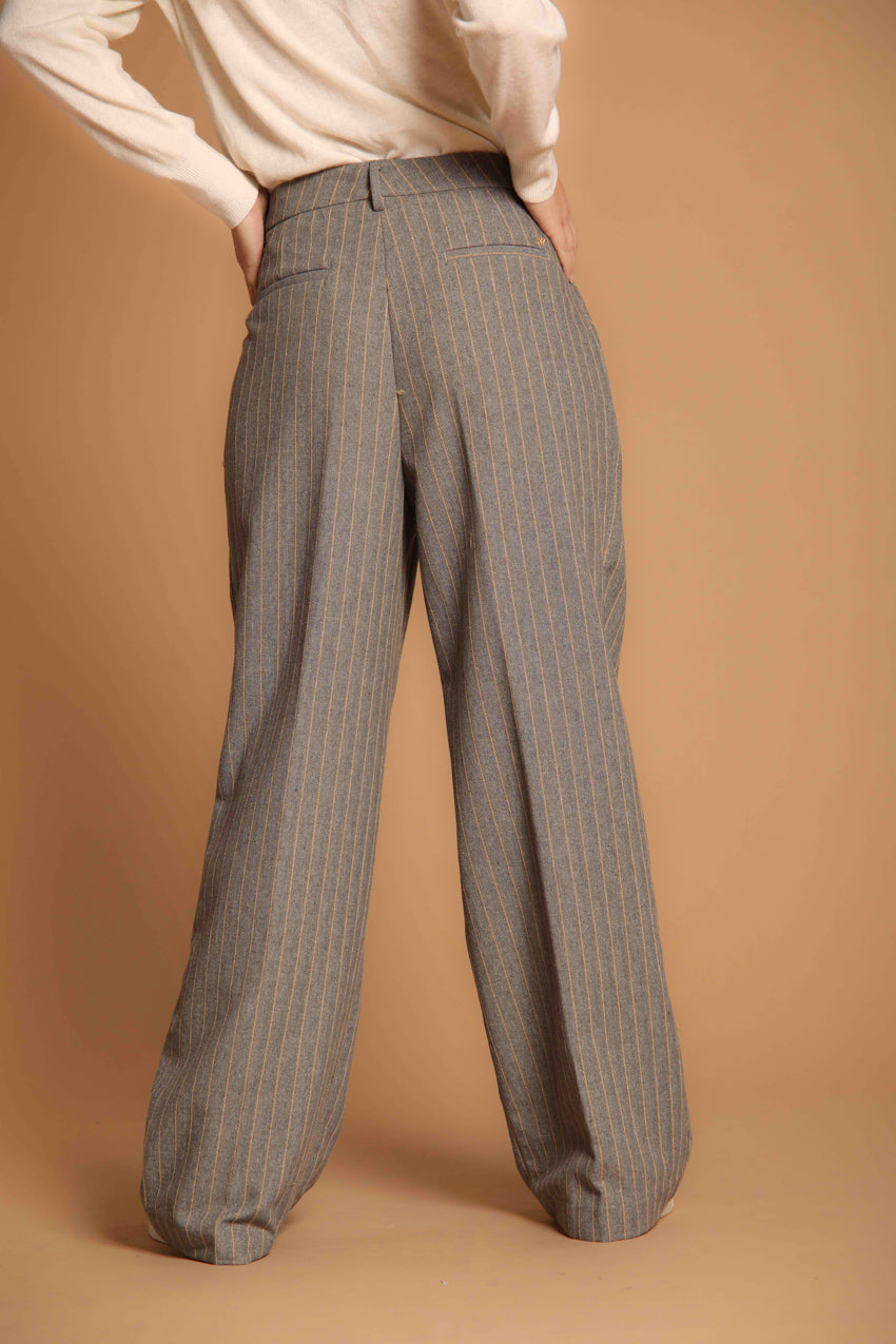 immagine 5 di pantalone chino donna modello New York Wide Pinces, di colore grigio, pattern riga, fit straight di Mason's