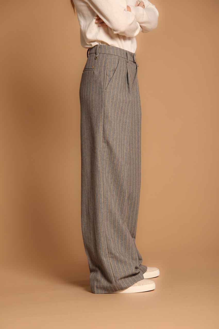 immagine 4 di pantalone chino donna modello New York Wide Pinces, di colore grigio, pattern riga, fit straight di Mason's