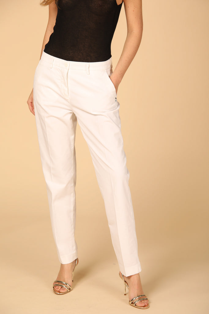 Image 1  de Pantalon chino pour femme modèle New York en blanc, regular fit 