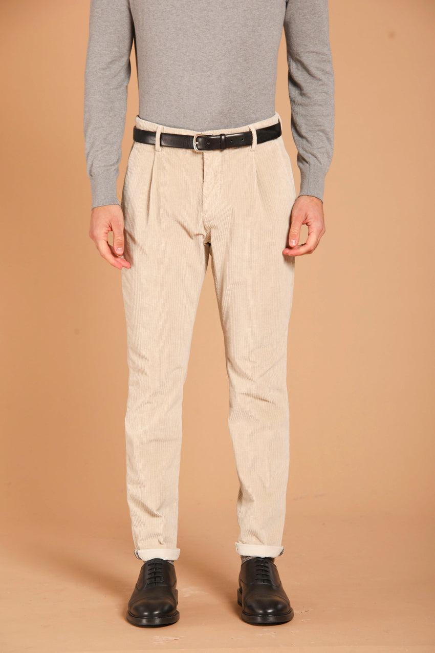 immagine 1 di pantalone chino uomo, modello Osaka Pinces, in velluto costa francia, di colore ghiaccio, fit carrot di mason's