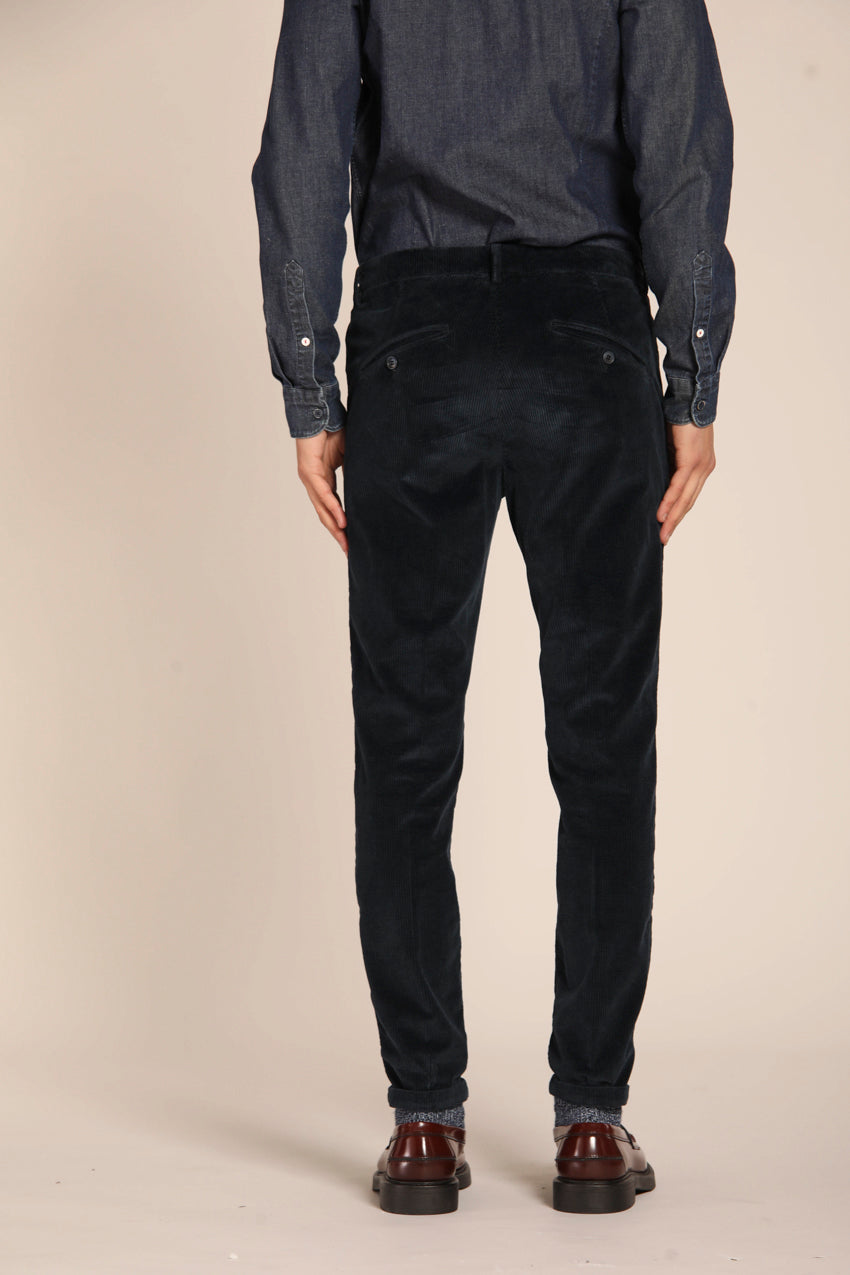 immagine 5 di pantalone chino uomo, modello Osaka Style, in velluto di colore blu navy, fit carrot di mason's