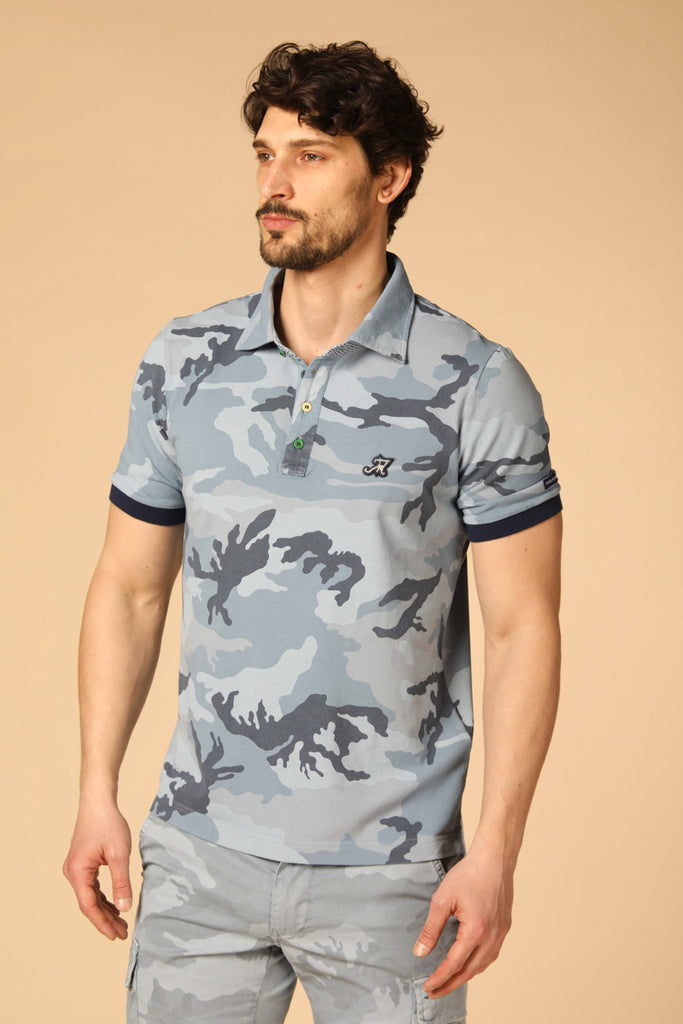 Image 1 de polo pour homme Mason's, modèle Print, motif camouflage de couleur bleu clair, coupe régulière
