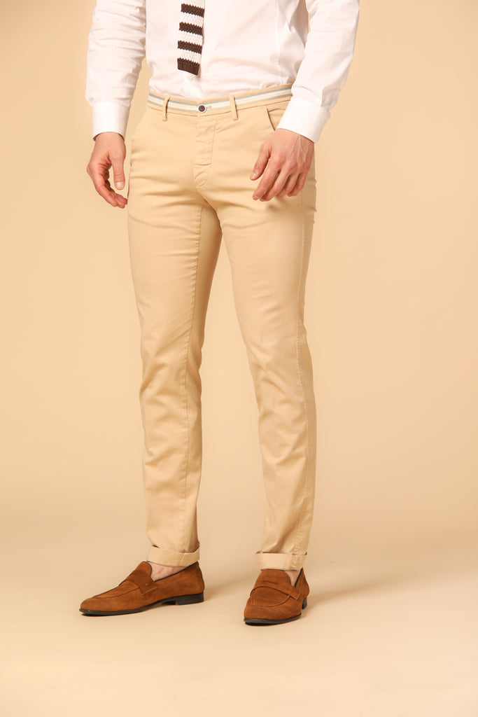 Image 1 de pantalon chino homme modèle Torino Summer de couleur kaki foncé, coupe slim de Mason's