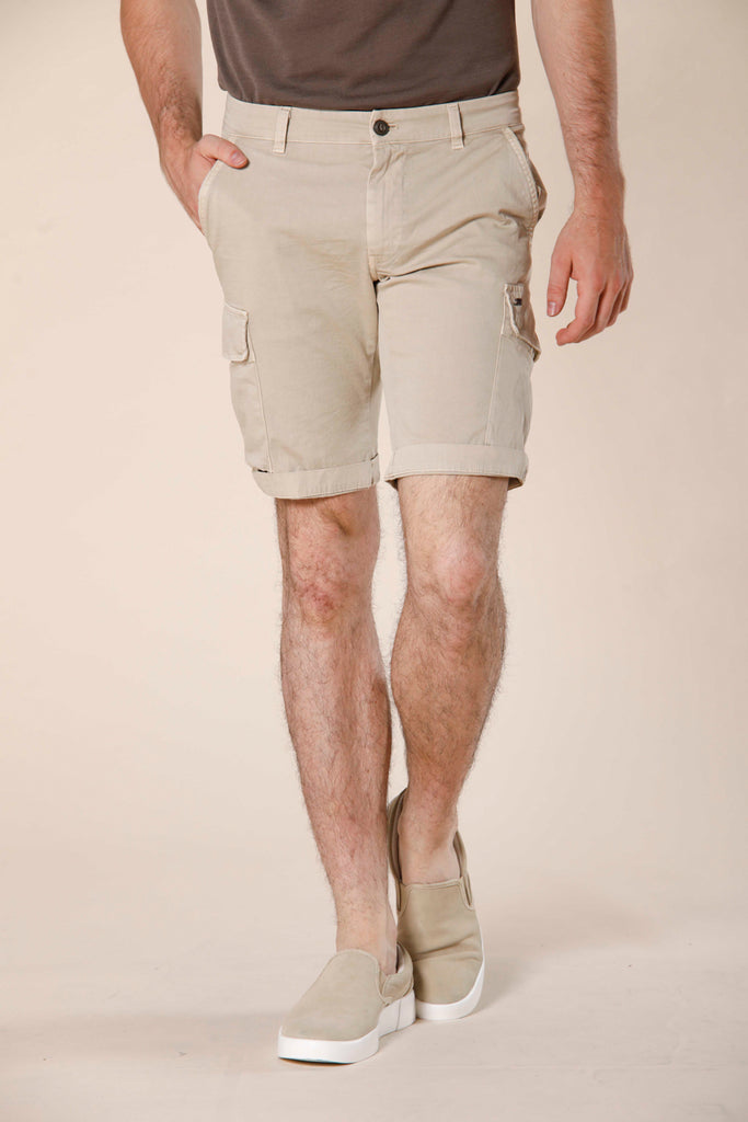 image 1 de bermuda cargo homme en satin stretch modèle chile beige clair slim fit de Mason's 