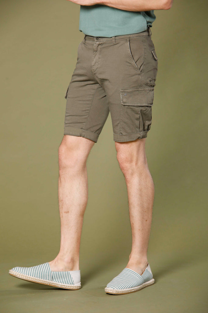 image 1 de bermuda cargo homme en satin stretch modèle chile vert militaire slim fit de Mason's 