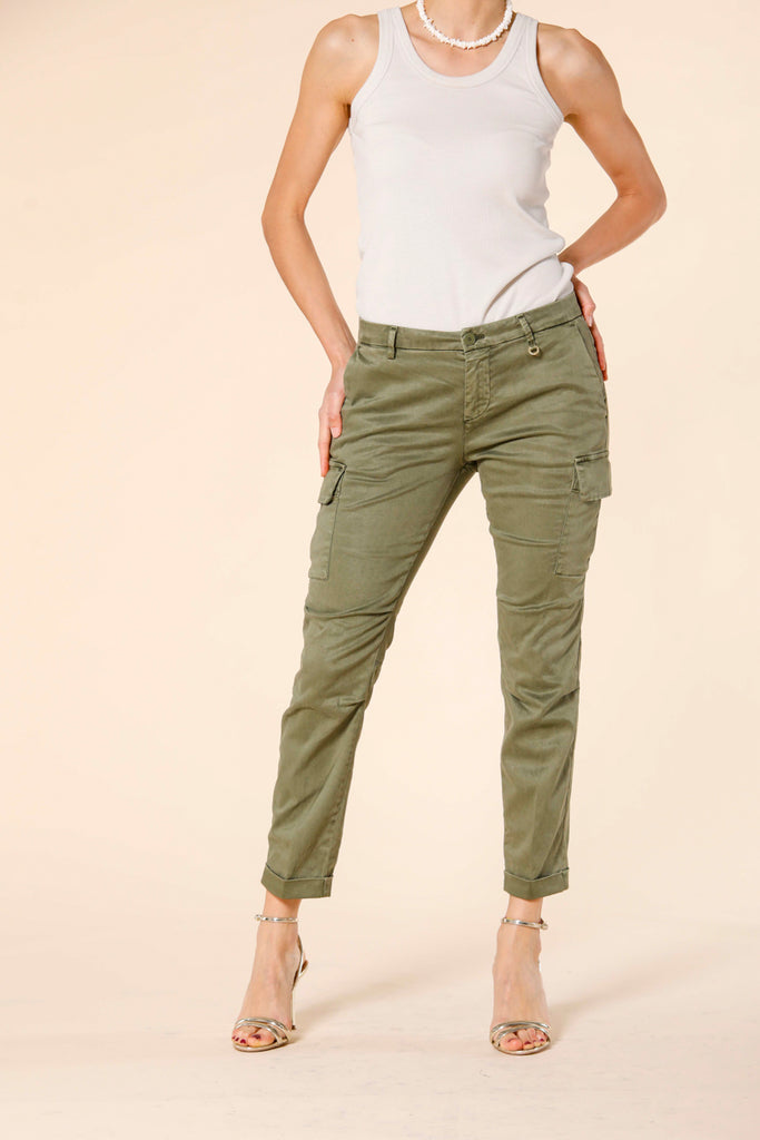 Image 1 du pantalon cargo ur femme en satin stretch couleur vert modèle Chile City de Mason's