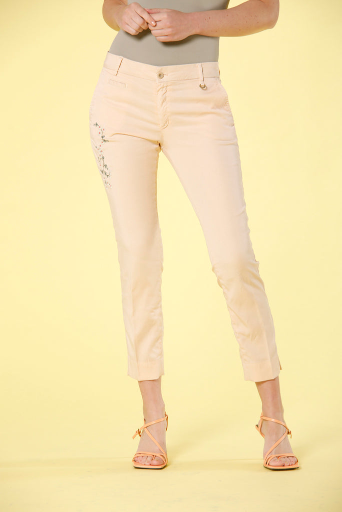 image 1 de pantalon capri en tencel chino pour femme avec broderie modèle jaqueline curvie rose pastel curvy fit de Mason's 