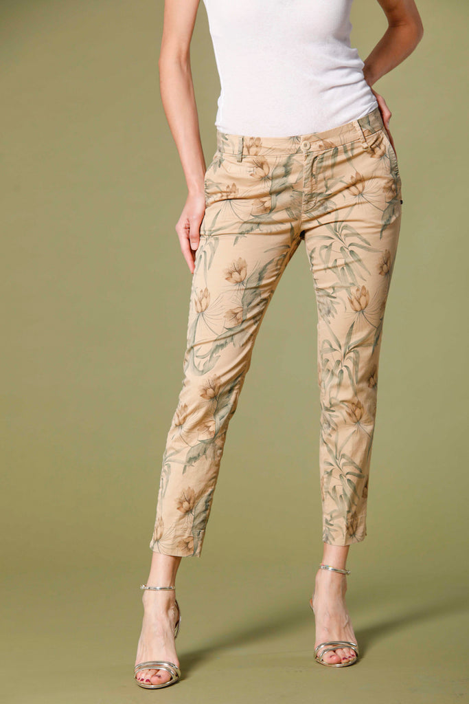 image 1 de pantalon chino capri en coton floral pour femme jaqueline curvie khaki foncé curvy fit de Mason's