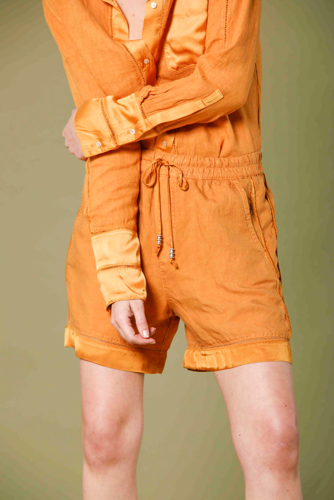 image 1 du bermuda chino pour femme en tencel et lin modèle Linda Jogger orange relaxed fit de Mason's 