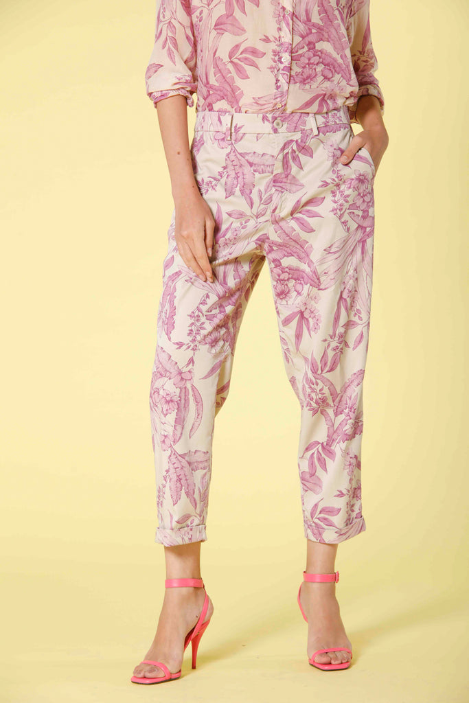 Image 1 de pantalon chino jogger pour femme en sergé glacé avec imprimé floral modèle linda Summer de Mason's