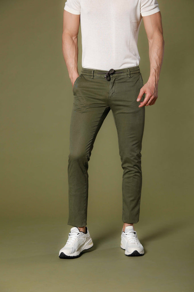 Image 1 du pantalon chino jogger homme en coton et tencel vert modéle Milano Jogger par Mason's