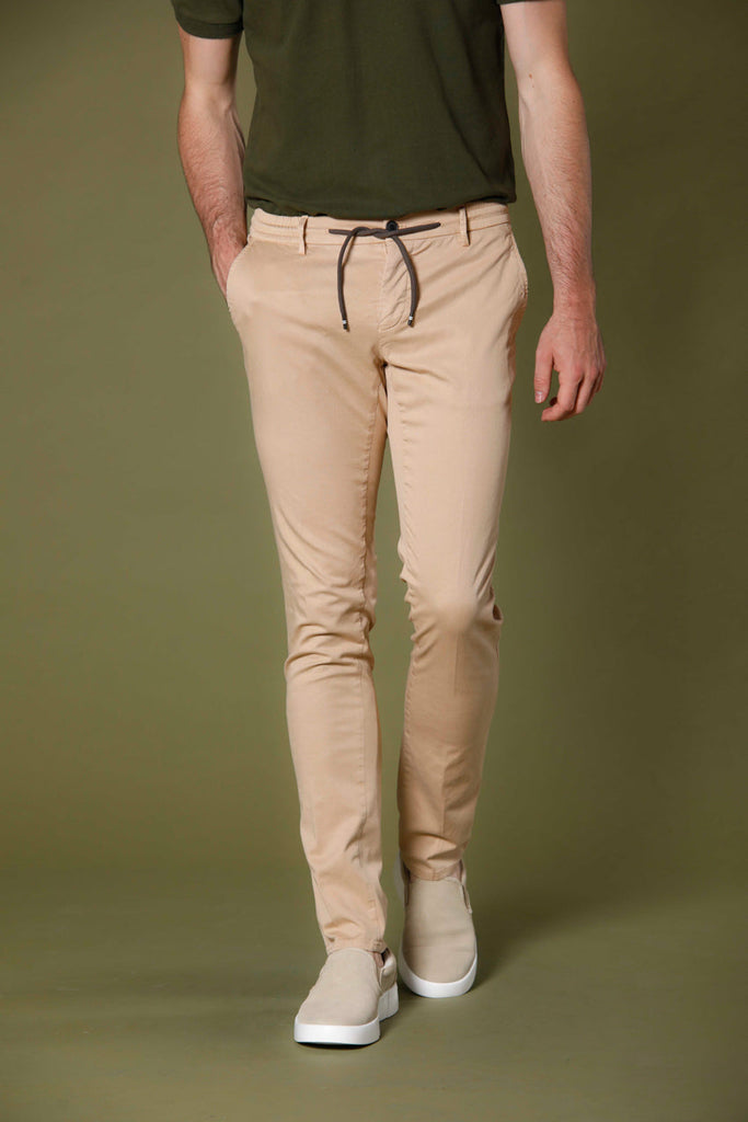Image 1 du pantalon chino jogger homme en coton et tencel kaki modéle Milano Jogger par Mason's