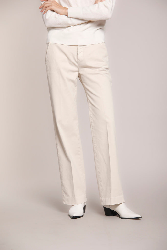 Image 1 du pantalon chino femme en satin couleur glace modèle New York Straight par Mason's