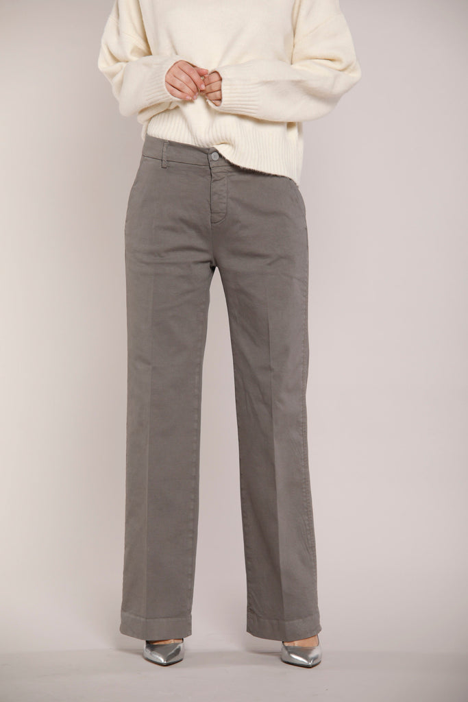 Image 1 du pantalon chino femme en satin gris foncé modèle New York Straight par Mason's