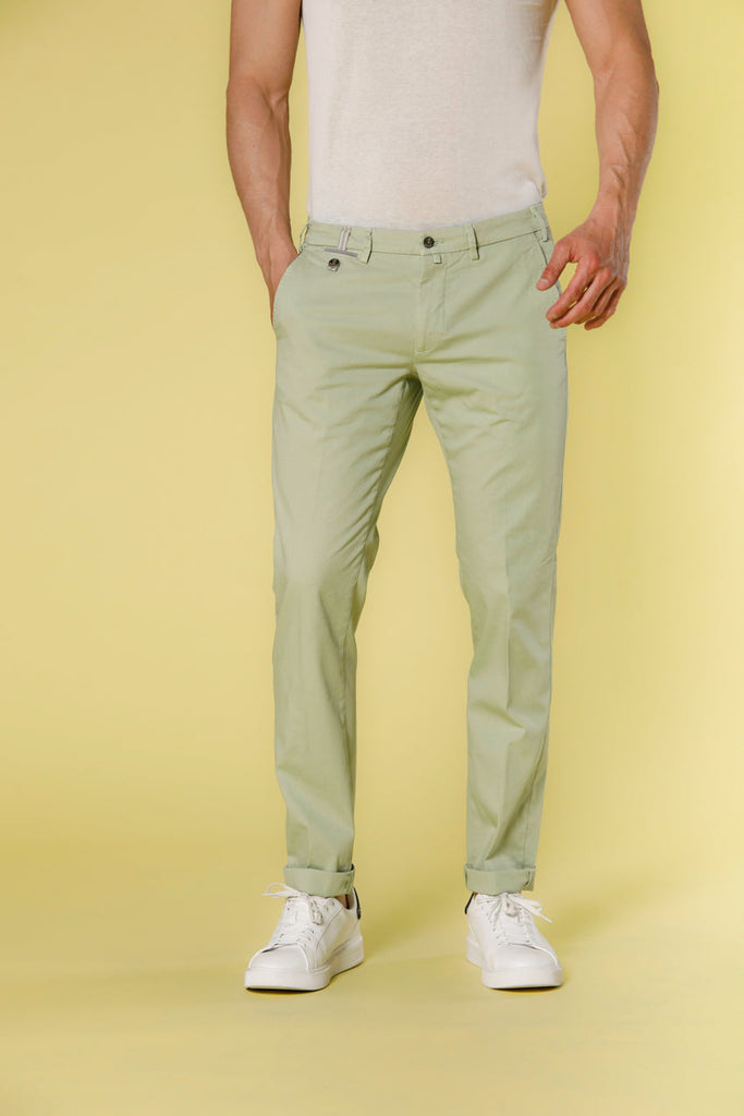 Image 1 du pantalon chino homme en satin stretch vert clair avec rubans modèle Torino Prestige par Mason's