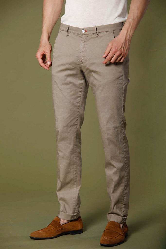 Image 1 du pantalon chino en twill de coton et tencel pour homme de couleur stucco foncé modèle Torino Summer Color de Mason's