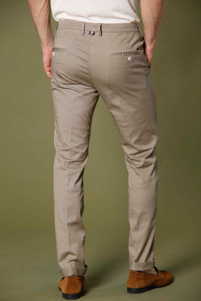 Image 5 du pantalon chino en twill de coton et tencel pour homme de couleur stucco foncé modèle Torino Summer Color de Mason's