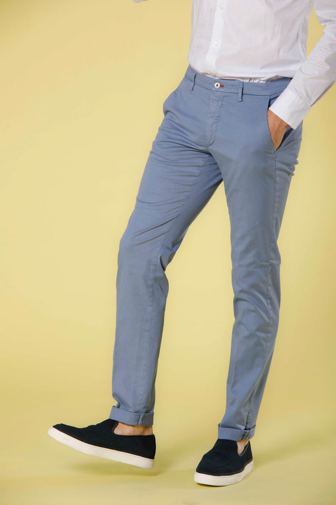 Image 4 du pantalon chino en twill de coton et tencel pour homme de couleur bleu clair modèle Torino Summer Color de Mason's