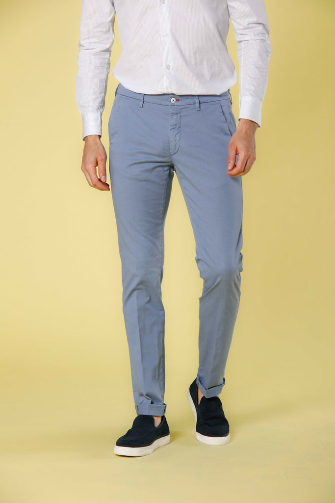 Image 1 du pantalon chino en twill de coton et tencel pour homme de couleur bleu clair modèle Torino Summer Color de Mason's
