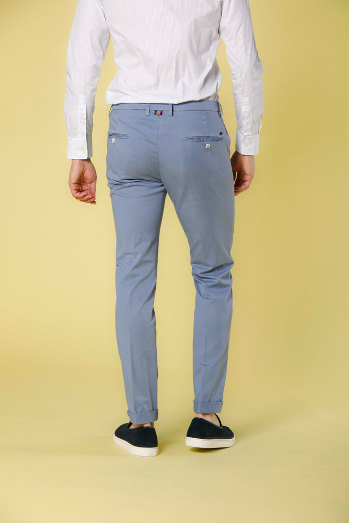 Image 5 du pantalon chino en twill de coton et tencel pour homme de couleur bleu clair modèle Torino Summer Color de Mason's