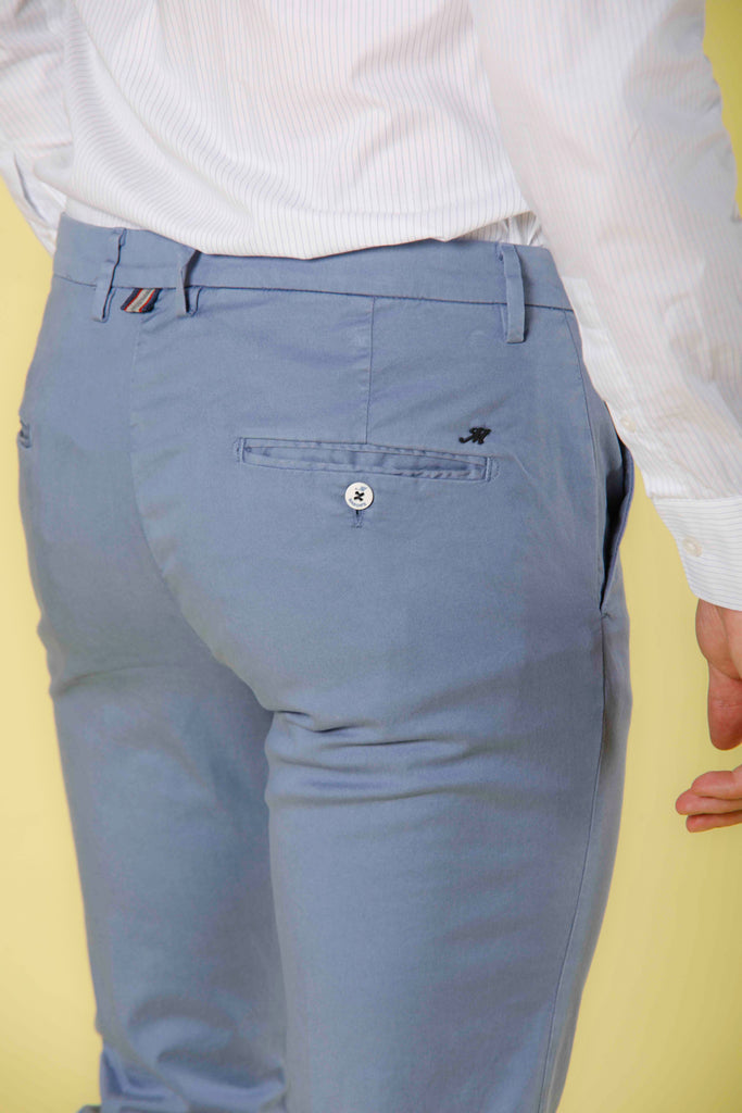Image 3 du pantalon chino en twill de coton et tencel pour homme de couleur bleu clair modèle Torino Summer Color de Mason's