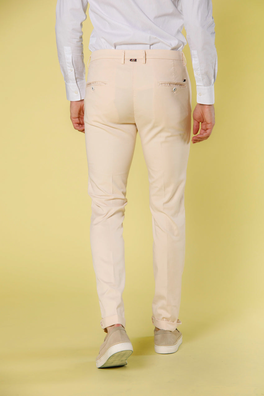 Image 4 de pantalon chino homme en sergé de coton et tencel rose pastel Torino Summer Color model by Mason's