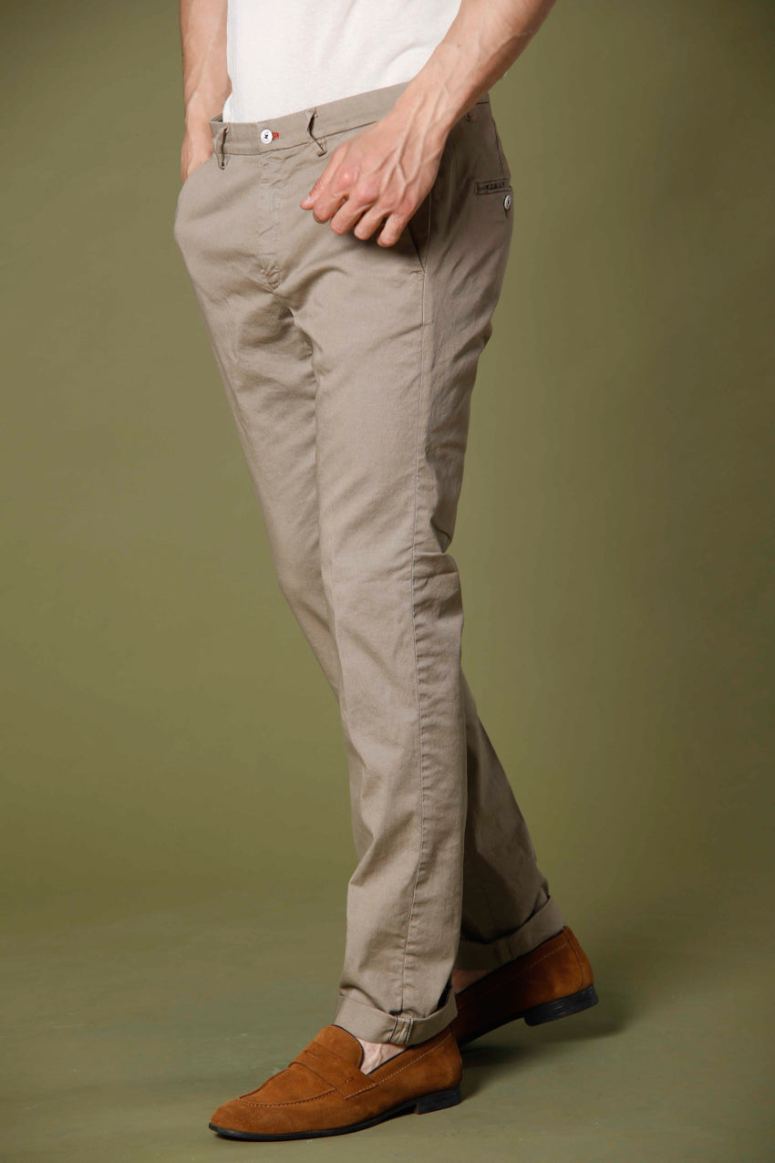 Immagine 4 di pantalone chino uomo in twill di cotone e tencel color stucco scuro modello Torino Summer Color di Mason's