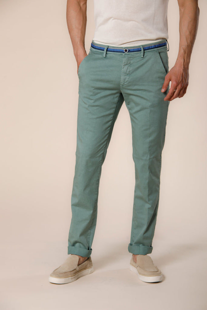 Image 1 du pantalon chino homme en coton et tencel vert menthe avec rubans modéle Torino Summer 
