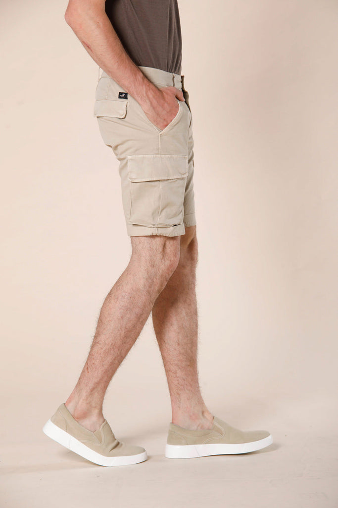 image 3 de bermuda cargo homme en satin stretch modèle chile beige clair slim fit de Mason's 