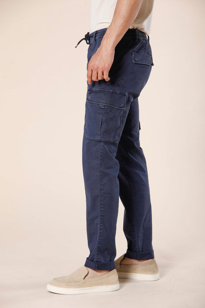 immagine 4 di pantaloni uomo in tencel e cotone modello Chile Jogger colore blue navy extra slim di Mason's