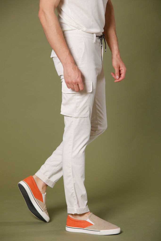 immagine 3 di pantaloni uomo in tencel e cotone modello Chile Jogger colore stucco chiaro extra slim di Mason's