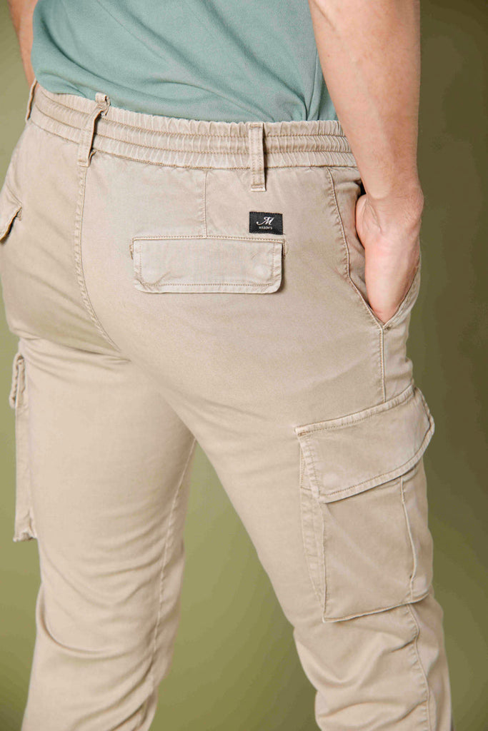 immagine 3 di pantaloni uomo in tencel e cotone modello Chile Jogger colore stucco scuro extra slim di Mason's