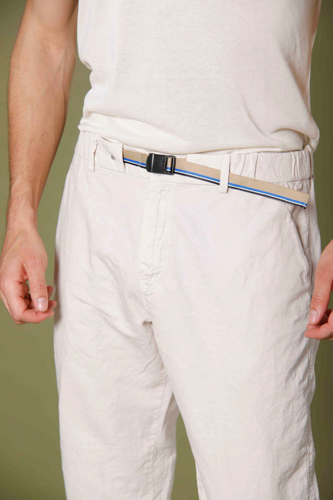 immagine 4 di pantalone chino uomo in cotone canapa modello Eisenhower buckle brocken colore stucco di Mason's  