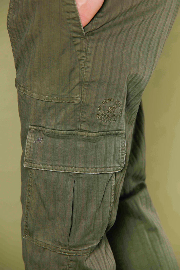 immagine 2 di pantalone cargo uomo in cotone resca modello Cuba Buckle colore verde regular fit di Mason's 