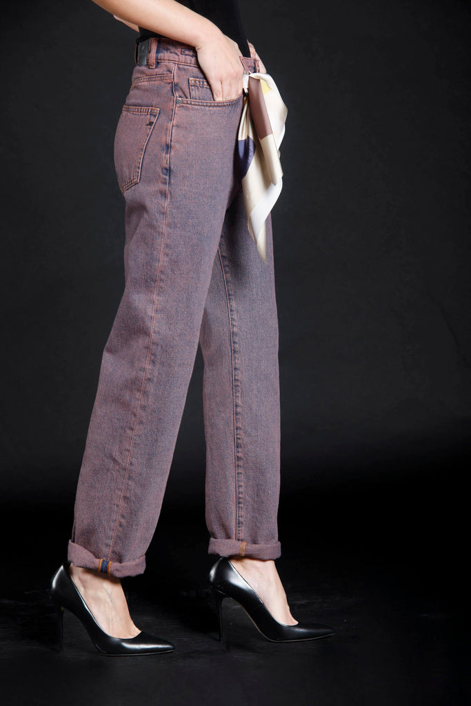 immagine 4 di pantalone 5 tasche da donna in denim colore viola modello Zoe di Mason's 
