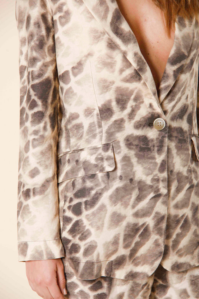image 2 de blazer long pour femme en tencel et lin de Mason's avec motif girafe Irene couleur stuc 