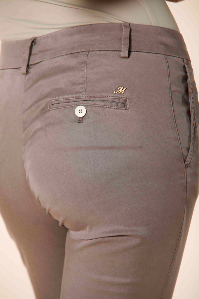 image 2 de pantalon capri en tencel chino pour femme avec broderie modèle jaqueline curvie marron clair curvy fit de Mason's 