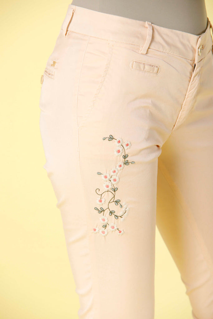 image 2 de pantalon capri en tencel chino pour femme avec broderie modèle jaqueline curvie rose pastel curvy fit de Mason's 