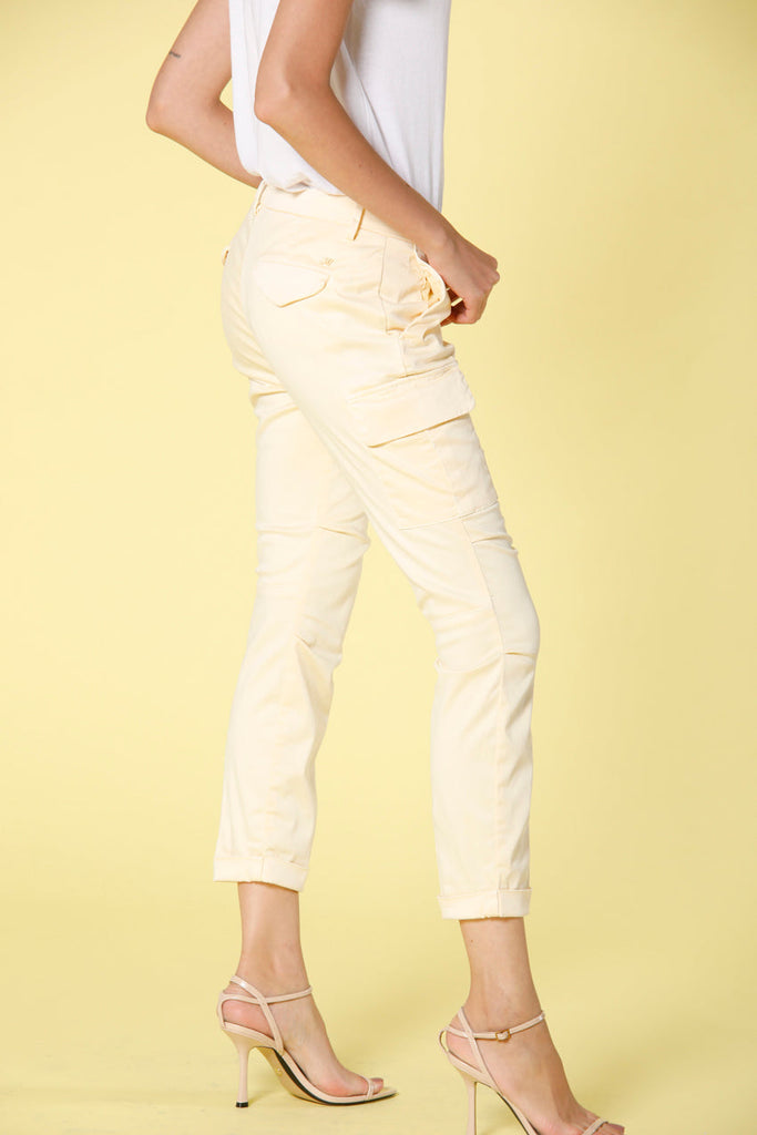 Image 4 du pantalon cargo femme en satin stretch couleur Jaune pâle modèle Chile City de Mason's