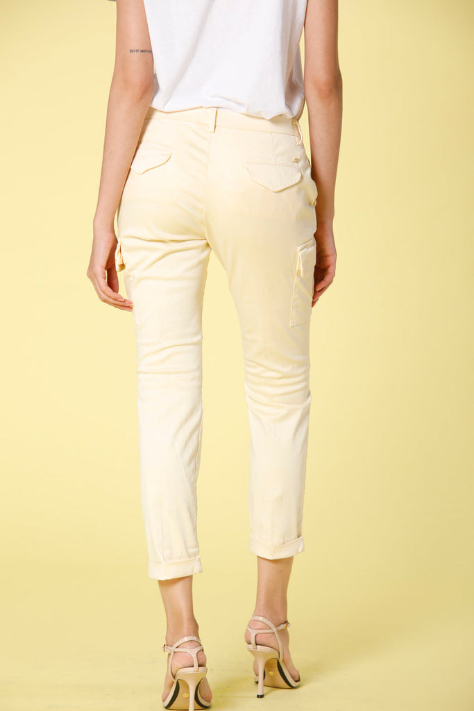 Image 3 du pantalon cargo femme en satin stretch couleur Jaune pâle modèle Chile City de Mason's